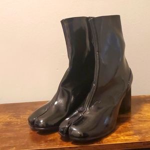 Split toe patent booties